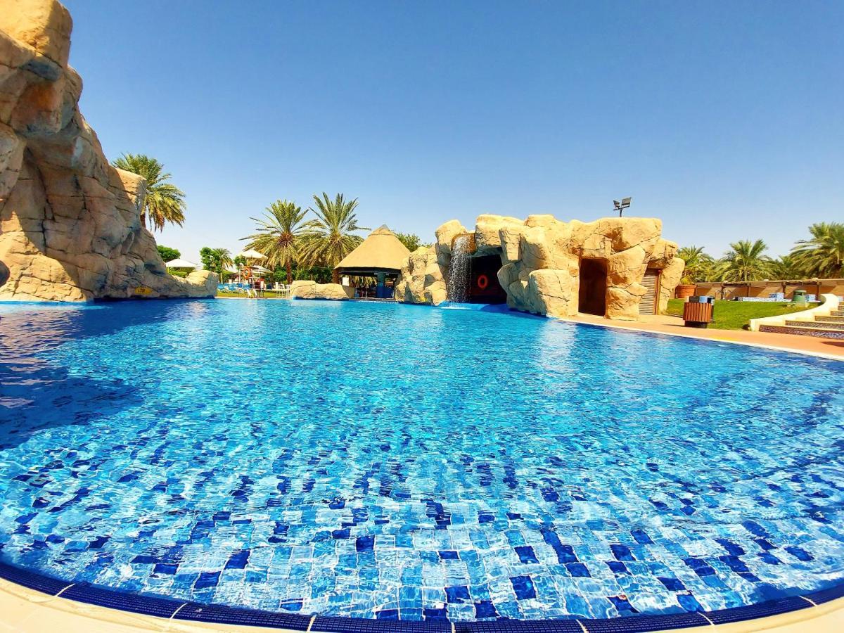 Danat Al Ain Resort Екстериор снимка The swimming pool at the resort