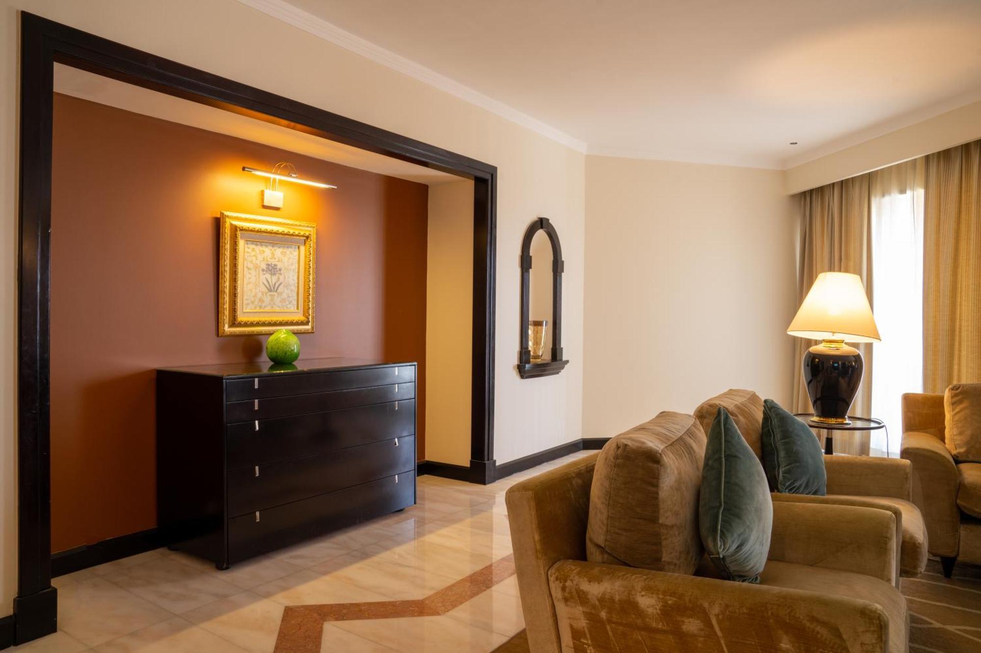 Danat Al Ain Resort Екстериор снимка A suite at the Taj Mahal Palace, Mumbai