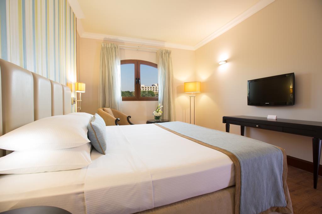 Danat Al Ain Resort Екстериор снимка A room at the hotel