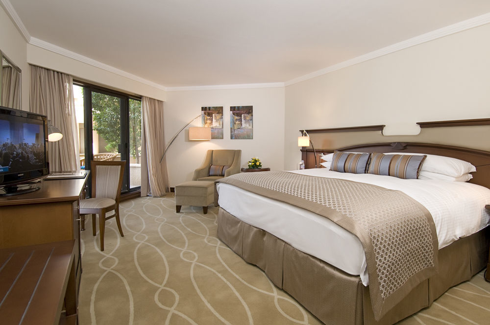 Danat Al Ain Resort Екстериор снимка A guest room at the Four Seasons Hotel