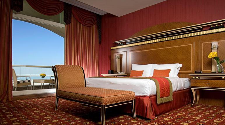 Danat Al Ain Resort Екстериор снимка A bedroom at the Jumeirah Beach Hotel